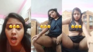 Indian Lady Flaunting Her Pussy As She Teases