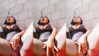 Mzansi South African Lady Rubs And Fingers Her Pussy Outdoor