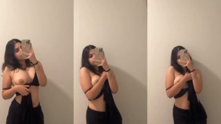 Beautiful Hot Indian Babe Teasing In This Video As She Flaunts Her Boobs Seductively
