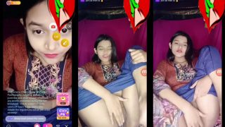 Indian Girl On Chamet Live Stream Fingering Her Pussy